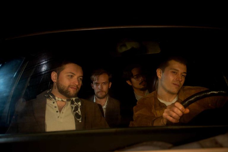 Riff Morris estrena "Arrebol" en la previa de su primer LP.