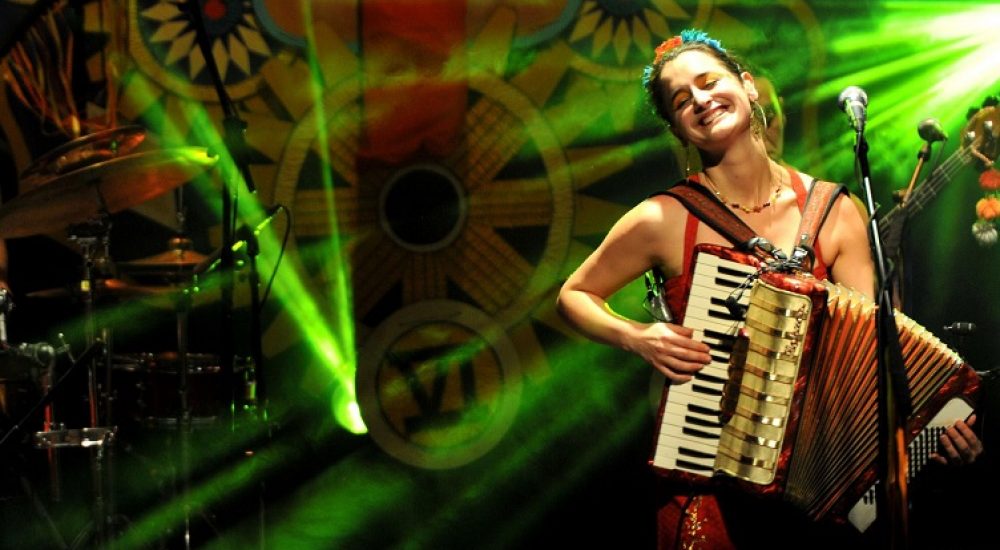 Pascuala Ilabaca y Fauna en Bar El Clan 9-06