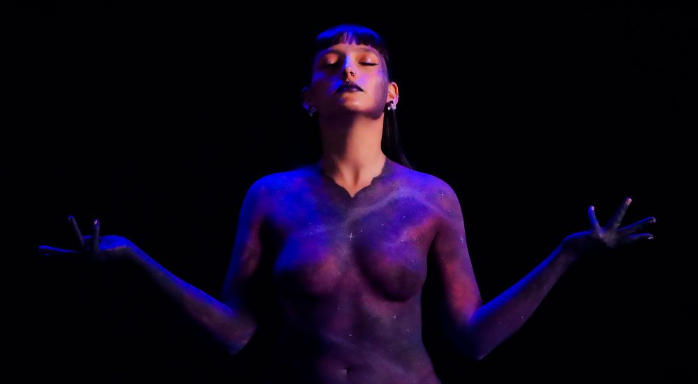 Paulina Camus presenta videoclip para su sencillo "Relatividad".