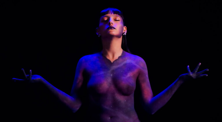 Paulina Camus presenta videoclip para su sencillo "Relatividad".